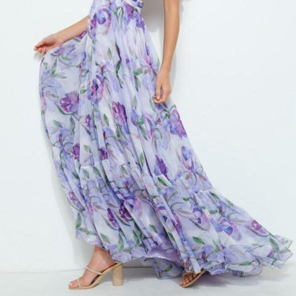 Women's Printed Maxi Dress without a Deep Neckline for an Elegantly