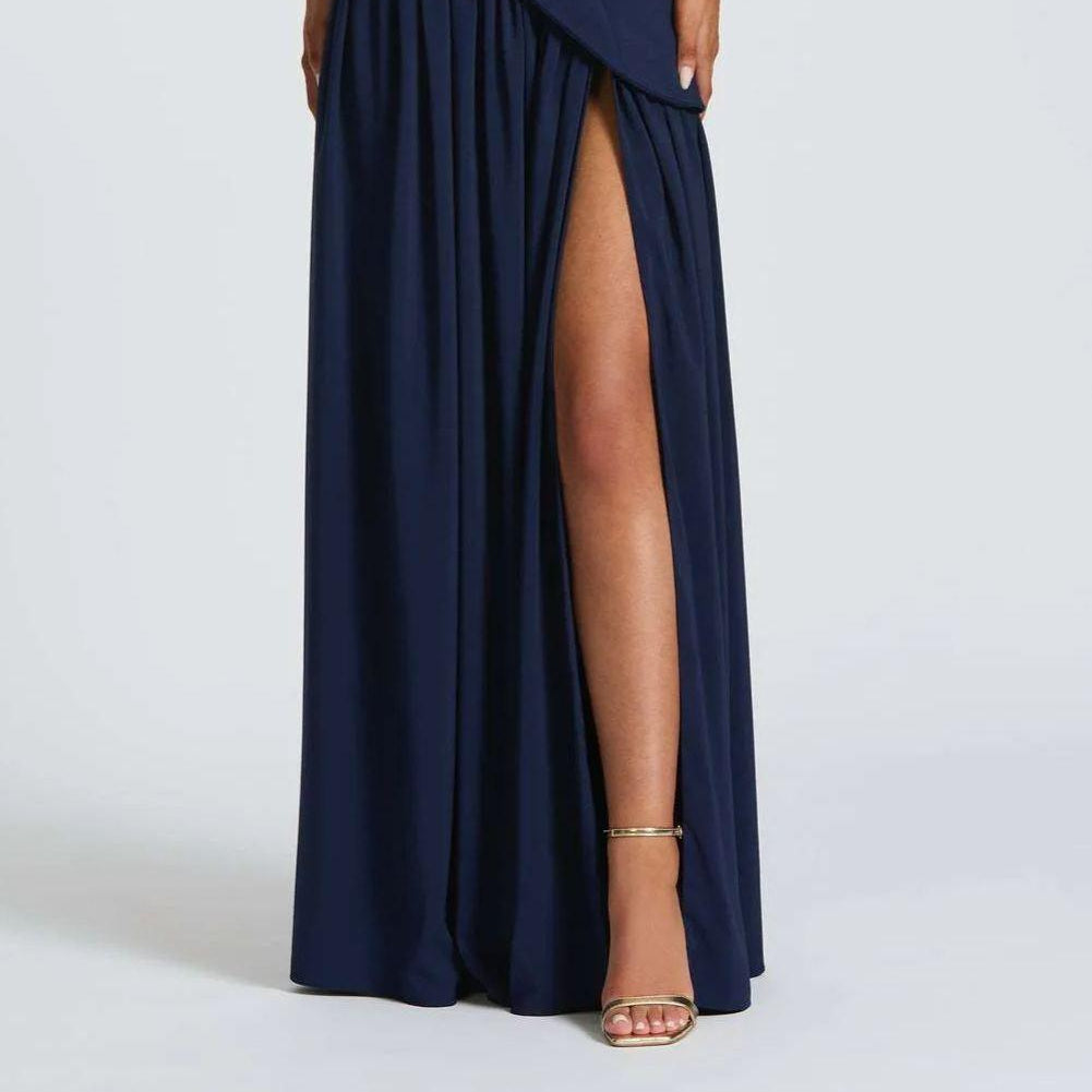 Long strapless dress with slit and elegant ribbon
