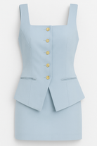 Clara | Kort jakkesæt med gyldne knapper – firkantet elegance uden ærmer - Lyseblå - Clara | Kort jakkesæt med gyldne knapper – firkantet elegance uden ærmer - €25 - {{ product_tags }
