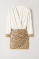 Hollis | Sæt med wrap-bluse og pailletteret miniskørt - Hvid-Guld - Hollis | Sæt med wrap-bluse og pailletteret miniskørt- €25 - {{ product_tags }
